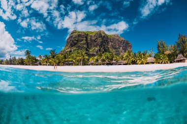 Le Morne dağı ve Mauritius 'taki kumlu plajlı tropikal okyanus. Görünümü böl.