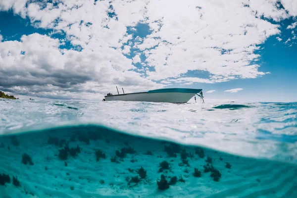 モーリシャスの白いボートと熱帯透明海 水に分割ビュー — ストック写真