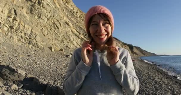 Mutlu Bir Şekilde Kameraya Bakan Kadının Portresi Başarılı Bir Yaşam — Stok video