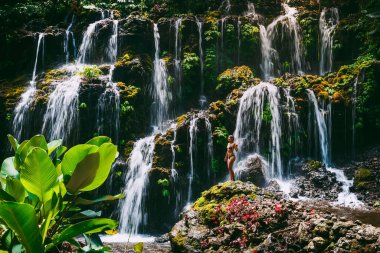 Bali, Endonezya 'da genç bir kadınla şelale şelalesi..