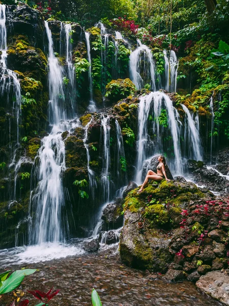 Cascade Avec Jeune Femme Jungle Tropicale Bali Indonésie — Photo