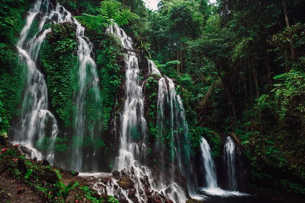 バリ島の熱帯林のカスケード滝 — ストック写真