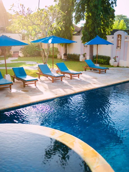 Luxusní Vila Palmami Bazénem Lehátkem Tropická Dovolená Bali — Stock fotografie