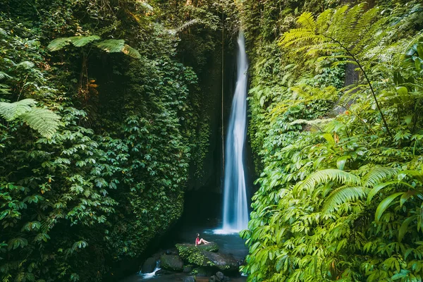 バリの熱帯植物や女性旅行者と素晴らしい滝 インドネシア — ストック写真