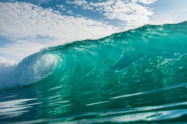 Atlantik Okyanusu 'nda ideal sörf dalgası. Camsı turkuaz dalgalar güneşli bir gün