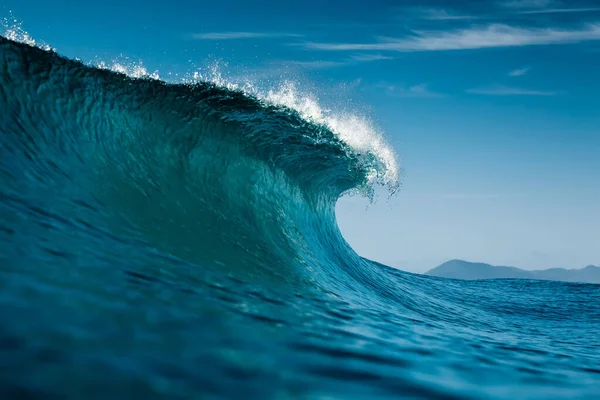 Идеальная Волна Серфинга Атлантическом Океане Синие Стеклянные Бочки Чистое Небо — стоковое фото