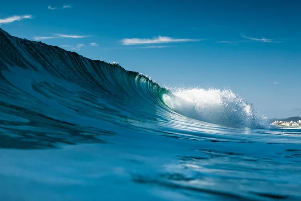 Ideální Surfování Vlna Atlantském Oceánu Modré Skleněné Hlavně Jasná Obloha — Stock fotografie