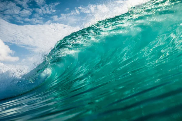 大西洋での理想的なサーフィン波の近くのビュー ガラスのターコイズ波 — ストック写真