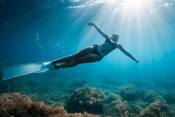 Freitaucherin Mit Langen Flossen Posiert Tropischen Meer — Stockfoto