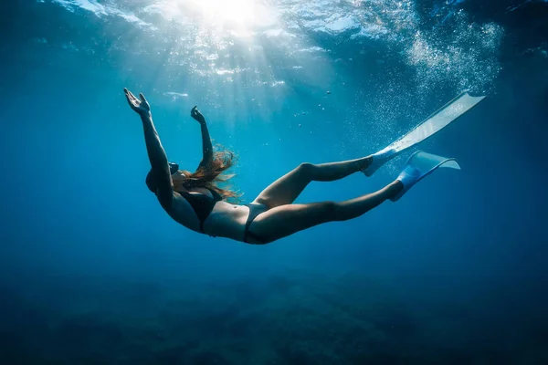 Zamknij Widok Kobietę Freediver Płetwami Pod Wodą Freediving Sportową Dziewczyną — Zdjęcie stockowe