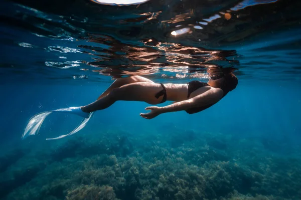 Freediver Kobieta Białymi Płetwami Relaks Morzu — Zdjęcie stockowe