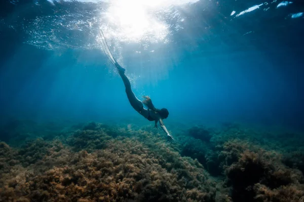 Freediver Chica Bajo Agua Océano Azul —  Fotos de Stock