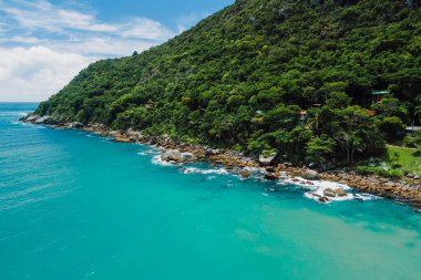 Brezilya 'da, Matadeiro Sahili' nde kayalar, ağaçlar ve mavi okyanuslu sahiller. Hava görünümü