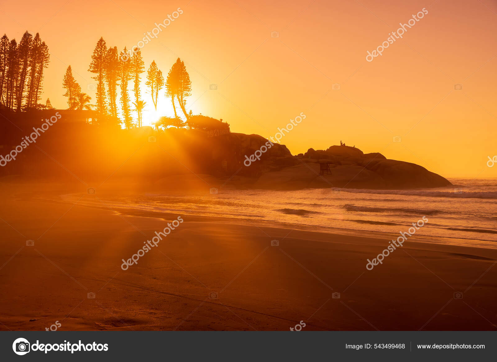 Nascer Sol Oceano Com Ondas Rochas Com Árvores Praia Joaquina — Foto ©  Keola #543499468, image size:1600x1167