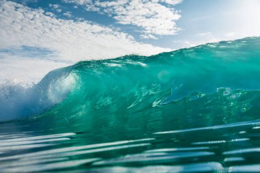 Atlantik Okyanusu 'nda şeffaf su ile ideal dalga. Camsı turkuaz dalgalar güneşli bir gün