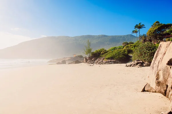 Plage Matadeiro Avec Brouillard Rochers Océan Par Temps Ensoleillé Bannière — Photo