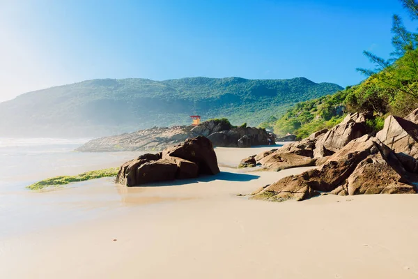 Playa Matadeiro Con Rocas Océano Niebla Día Soleado Banner Vacaciones — Foto de Stock