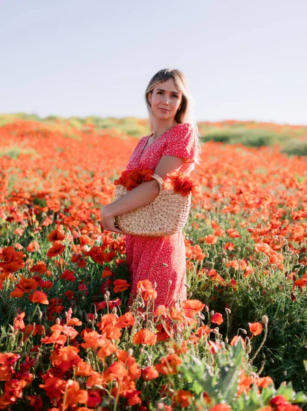 Mujer Rubia Caucásica Campo Amapola Concepto Libertad Con Colores Suaves — Foto de Stock