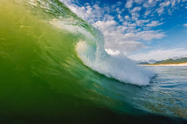 Okyanusta Mükemmel Sörf Dalgası Cam Variller Sabah Işığında Dalgalanır — Stok fotoğraf