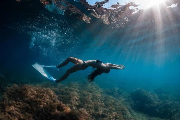 Mergulhador Livre Com Barbatanas Brancas Posando Debaixo Água Freediving Com — Fotografia de Stock