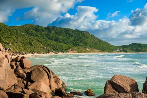 Пляж Praia Galheta Удивительными Скалами Океанскими Волнами Пляж Бразилии — стоковое фото
