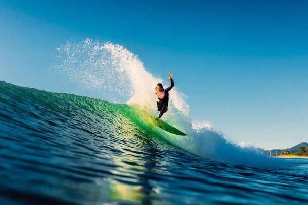 Şubat 2022 Brezilya Florianopolis Sabah Güneşiyle Sörf Yapan Bir Kadın — Stok fotoğraf