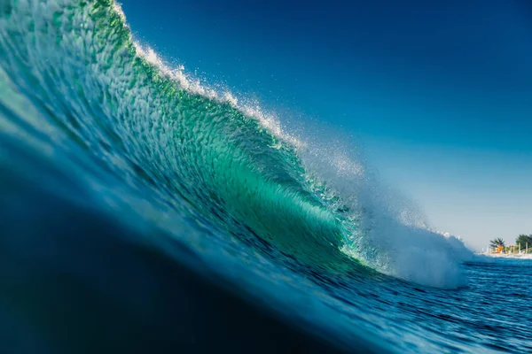 海での理想的なガラスの波 朝の光でブラジルのターコイズブルーの波 — ストック写真