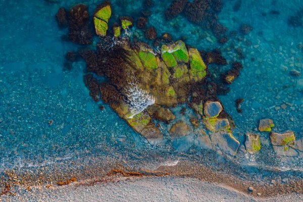 Taşları Kıyı Şeridi Olan Şeffaf Deniz Yüzeyinin Havadan Görünüşü — Stok fotoğraf
