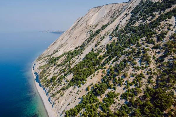 Vista Aérea Costa Com Mar Azul Falésias Com Pinheiros Dia — Fotografia de Stock