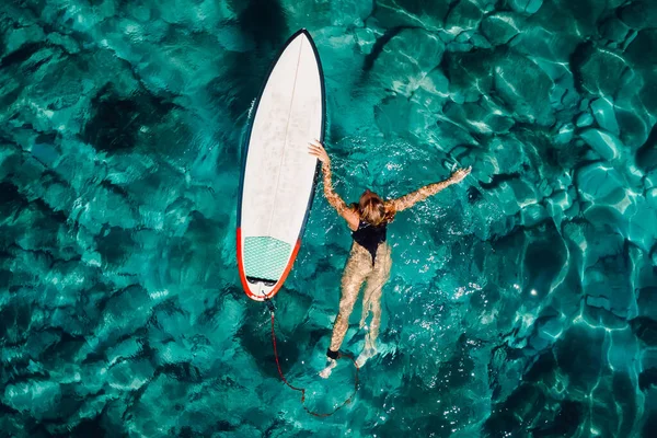 Surf Femme Flottant Avec Planche Surf Dans Océan Turquoise Vue — Photo