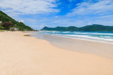 İnanılmaz kayaları ve okyanus dalgaları olan kumsal. Brezilya 'da tatil afişi