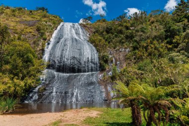 Brezilya Urubici 'de tropikal bitkilerle Popüler Gelinin Peçesi Şelalesi