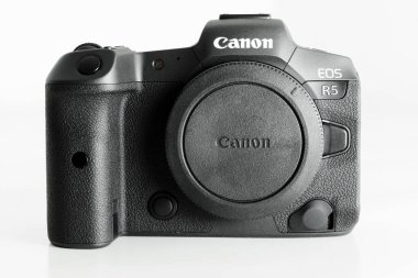 20 Ağustos 2021. Anapa, Rusya. Üst aynasız kamera beyaz arkaplanda Canon R5