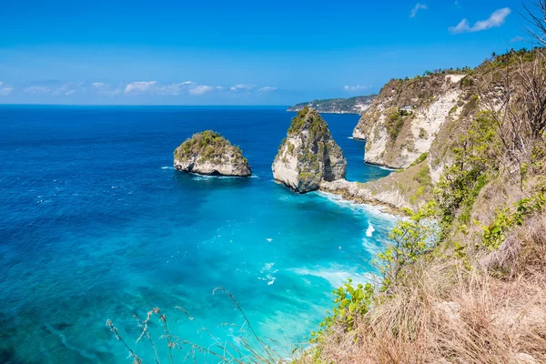 ヌサペニダ インドネシアの崖と青い海の秘密のビーチの素晴らしい熱帯の景色 — ストック写真
