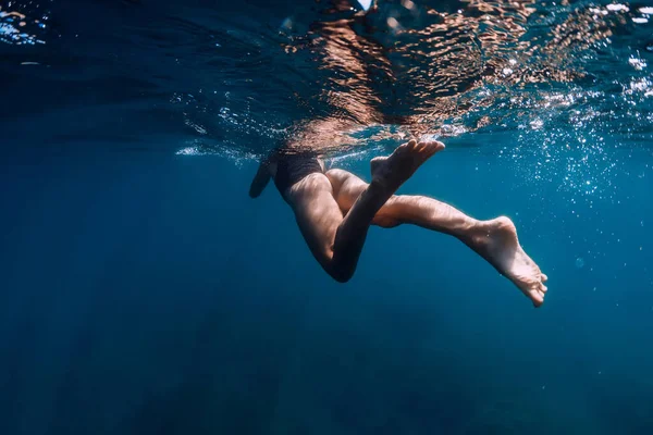 穿着比基尼的胖女人在蓝色的大海中游泳 海洋夏季活动日 — 图库照片