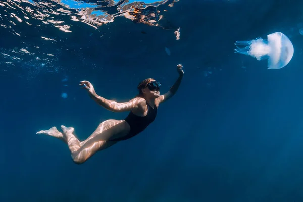 Mujer Bajo Agua Con Medusas Océano Azul Lady Desliza Bajo — Foto de Stock