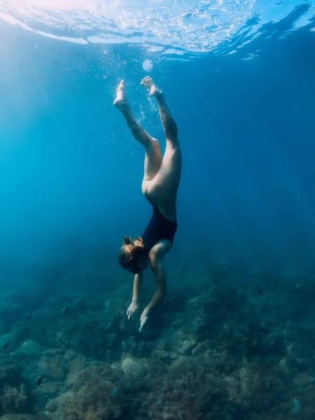 海に潜る女性 海でのフリーダイビングと美しい女性 — ストック写真