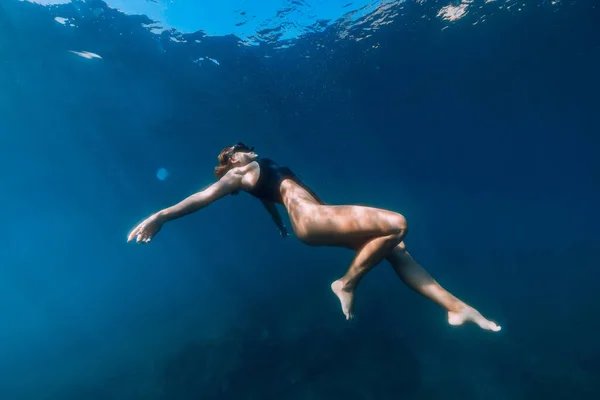 Een Vrouw Die Onder Water Poseert Zee Freediving Mooie Dame — Stockfoto