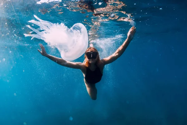 Kobieta Pod Wodą Meduzami Błękitnym Oceanie Pani Ślizgają Się Pod — Zdjęcie stockowe