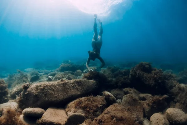 Chica Sumergirse Bajo Agua Océano Señora Haciendo Snorkel Océano —  Fotos de Stock