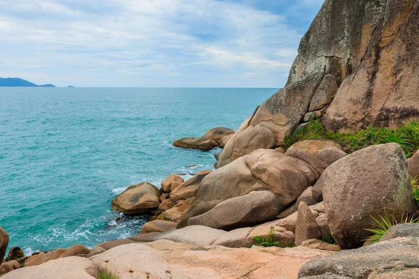 弗洛里亚诺波利斯惊人的岩石和蓝色的大西洋 — 图库照片