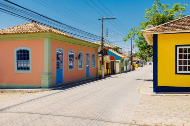 19 Ocak 2022. Florianopolis, Brezilya. Ribeirao da Ilha 'da renkli evleri olan eski bir köy.