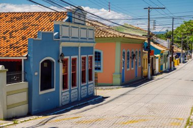 19 Ocak 2022. Florianopolis, Brezilya. Ribeirao da Ilha 'da renkli evleri olan eski bir köy.