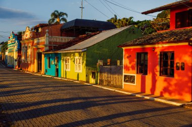 19 Ocak 2022. Florianopolis, Brezilya. Ribeirao da Ilha 'da eski renkli evleri olan bir sokak.