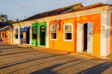 19 Ocak 2022. Florianopolis, Brezilya. Ribeirao da Ilha 'da eski renkli evleri olan bir sokak.