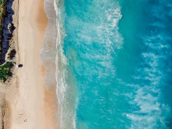 Тропический Пляж Голубым Прозрачным Океаном Волнами Вид Сверху Вид Сверху — стоковое фото
