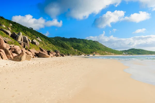Malownicza Plaża Skały Ocean Falami Brazylii Praia Galheta — Zdjęcie stockowe