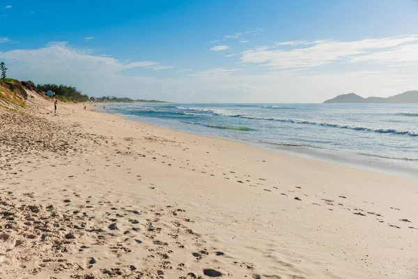 Отдых Пляже Синий Океан Волнами Бразилии Пляж Morro Das Pedras — стоковое фото