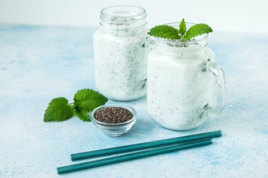 Lezzetli yoğurt ya da chia tohumlu smoothie, vejetaryen yemeği.