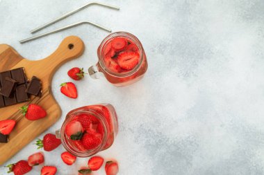 Çilekli içecek, böğürtlenli ve tahtadan siyah çikolata..